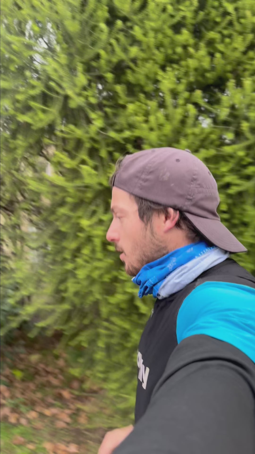 Cargar video: Iván es un maratonista que no para: por ello usa Kineflex.